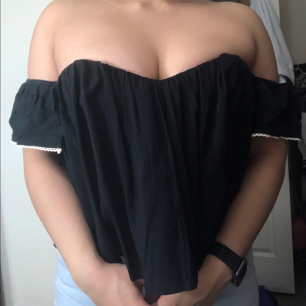 Offshoulder black top